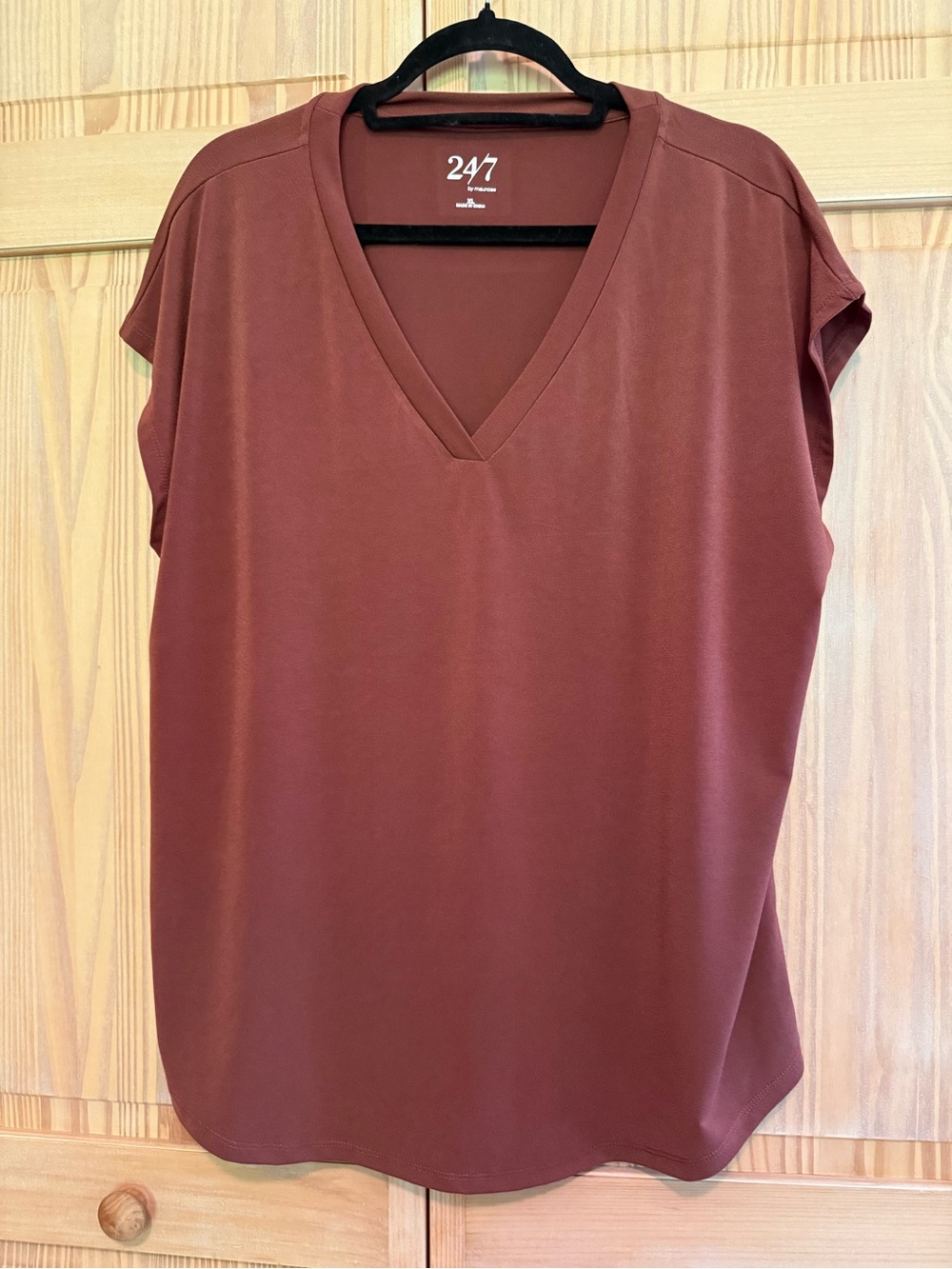 Maurices Rust colored V-Neck Short Sleeve Tee
